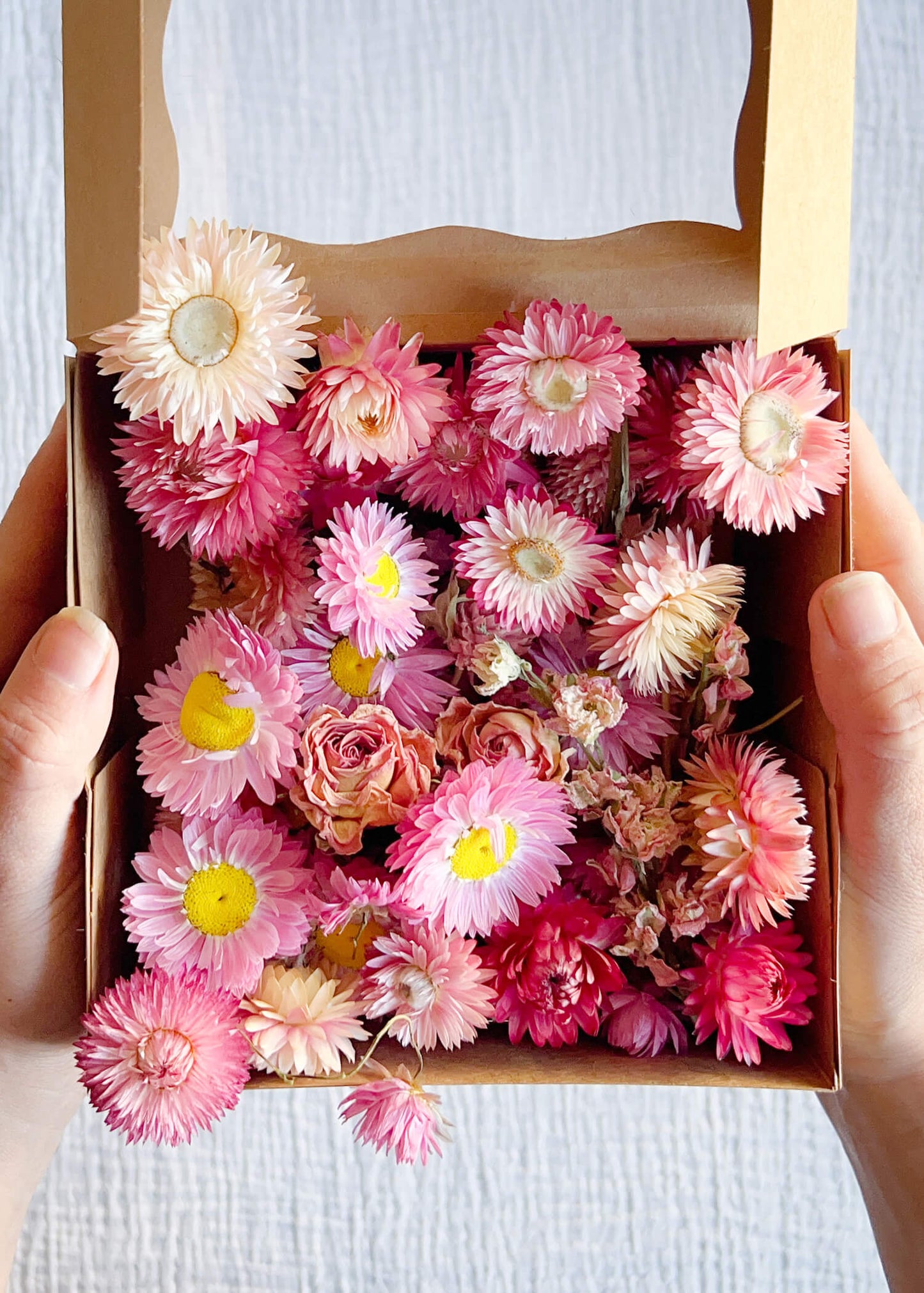 Dried flowers for cakes in various pink hues