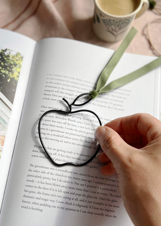 wire apple bookmark